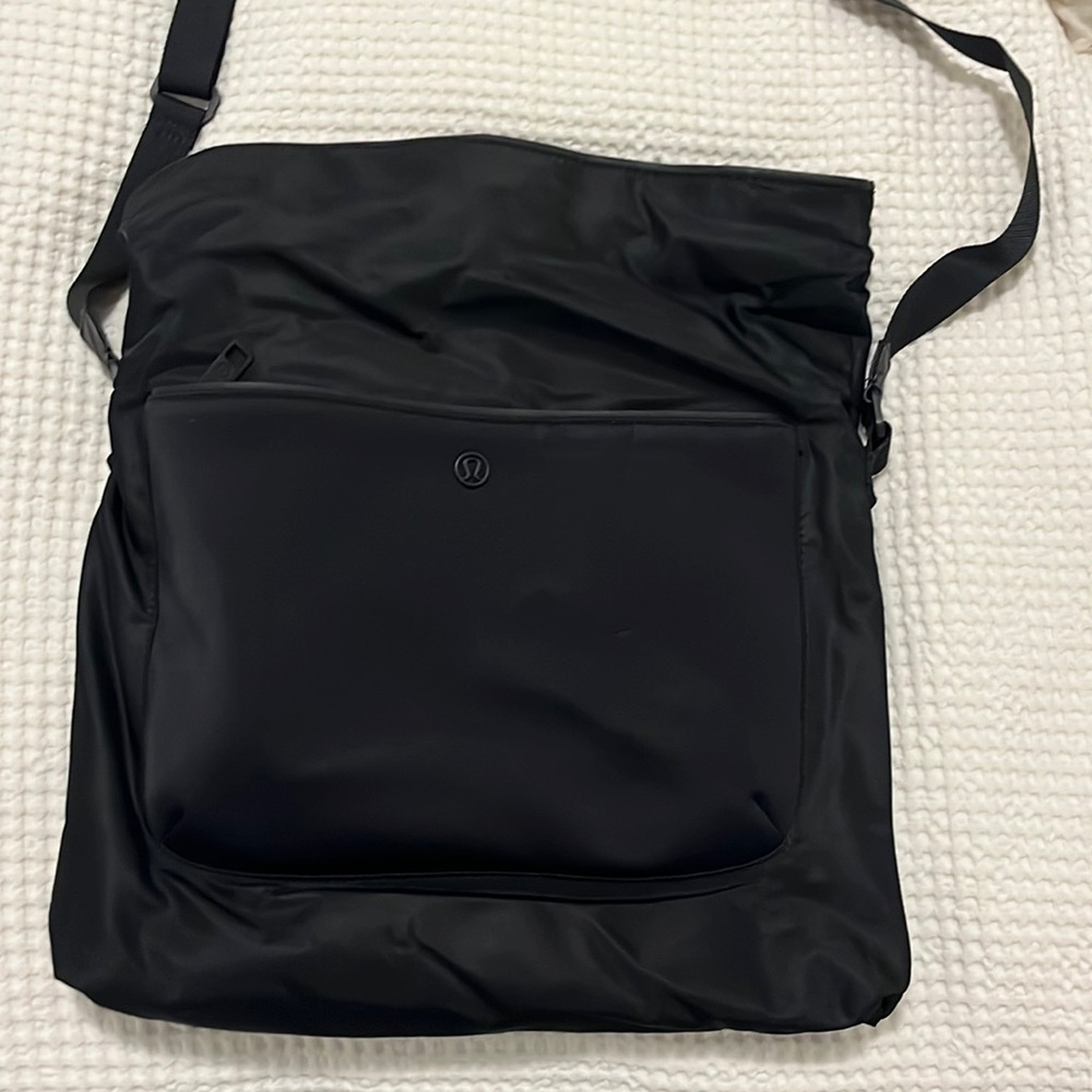 Lululemon shoulder bag, perfect material just wear on lining of snap buttons